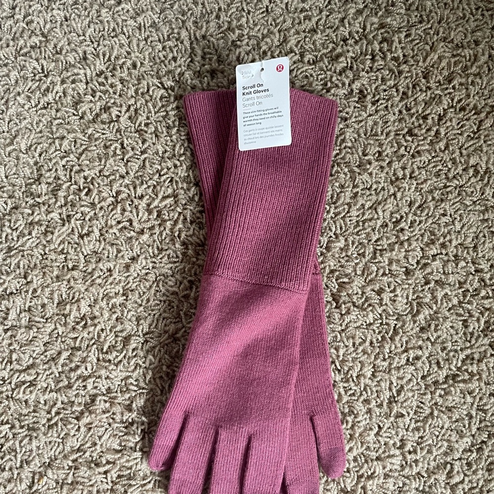 NWT Lululemon Athletica Scroll On Knit Gloves in Mauve